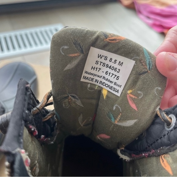 Women's Black Saltwater Quilted
Duck Boot. - Picture 5 of 5